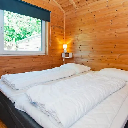 8 Person In Hemmet-by Traum