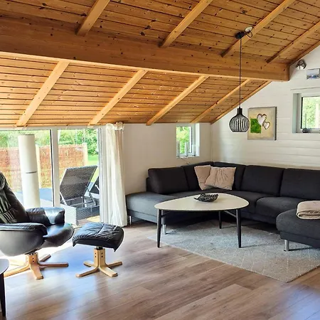 8 Person In Hemmet-by Traum